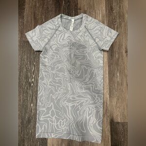 Swiftly Tech Short-Sleeve Shirt 2.0 Hip Length Sz 2 Marble Mix Rhino Gray/White